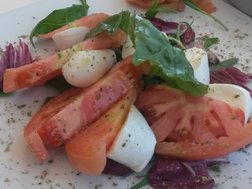 Caprese Salat mit Mozzarella, Tomate und Basilikum