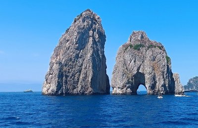 die berühmten Faraglioni Felsen von Capri