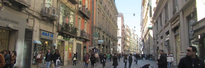 Via Toledo, Neapel. Beliebte Einkaufstrasse