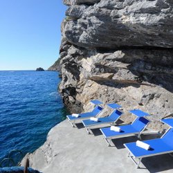 Zugang zum Meer mit Liegen
