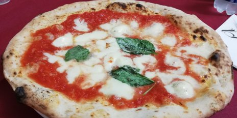 Pizza Margherita in Neapel Stadt 