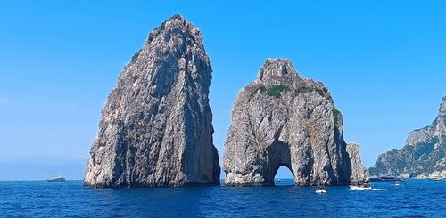 die berühmten Faraglioni Felsen von Capri