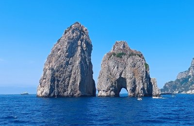 die berühmten Faraglioni Felsen von Capri