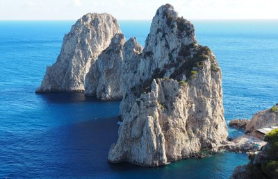 die beknannten Faraglioni Felsen auf der Insel Capri