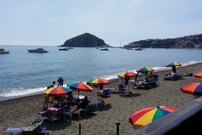 der Maronti Strand auf Ischia