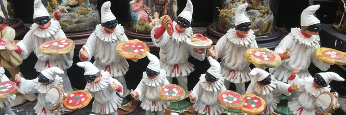 Eine Gruppe von Pulcinella Figuren, San Gregorio Ameno, Neapel