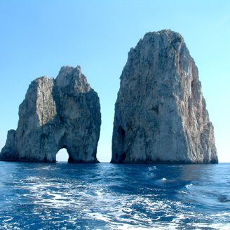 die berühmten Faraglioni Felsen von Capri