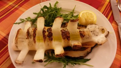 Gegrillter Tintenfisch auf Rucola