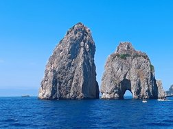 die Faraglioni Felsen