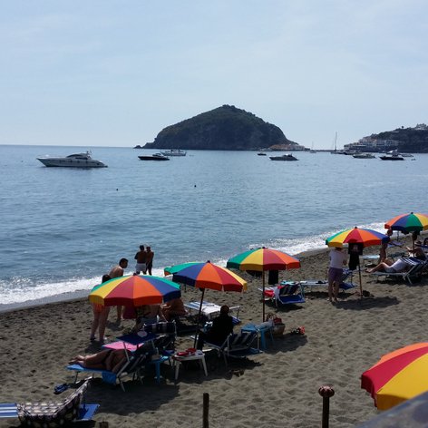 der Maronti Strand auf Ischia