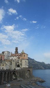 Atrani der mittelalterliches Ort Amalfiküste