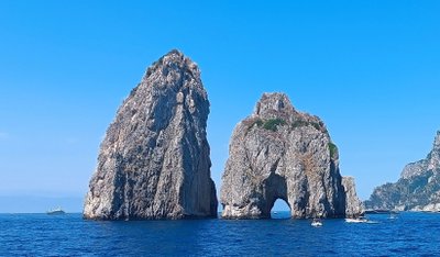 die berühmten Faraglioni Felsen von Capri