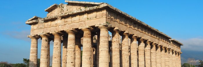 die Ausgrabungstadt Paestum mit der Tempelanlage 