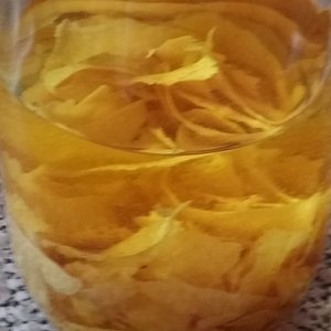 Im Alkohol eingelegte Zitronenschale