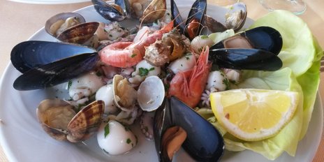 ein leckerer Fischsalat mit Meeresfrüchten und Zitrone