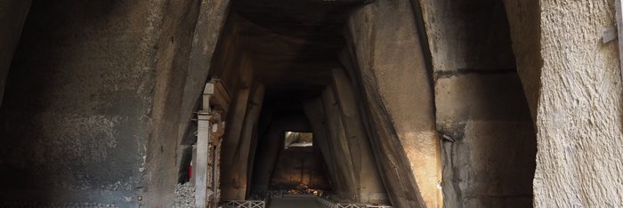 Der Friedhof "Cimitero Delle Fontanelle" in Sanità, Neapel