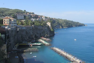die Stadt Sorrent im Golf von Neapel 