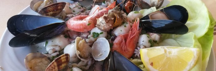 ein leckerer Fischsalat mit Meeresfrüchten und Zitrone