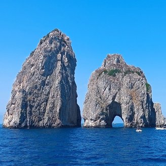 die berühmten Faraglioni Felsen von Capri