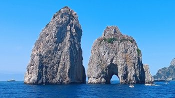 die berühmten Faraglioni Felsen von Capri