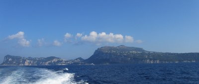 Insel Capri von Meer aus gesehen