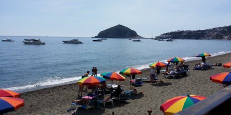 der Maronti Strand auf Ischia