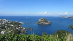 Ischia Castello Aragonese mit der Cartaromana Bucht
