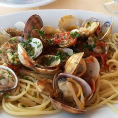 leckere Spaghetti mit Venusmuscheln und Tomaten auf Ischia