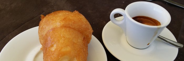 Caffè und Babà in Neapel Stadt