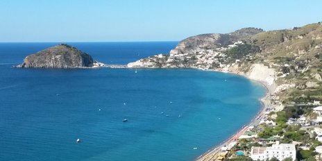der Maronti Strand auf der Insel Ischia 