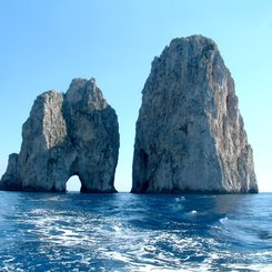 die berühmten Faraglioni Felsen von Capri