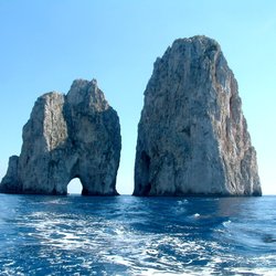 die berühmten Faraglioni Felsen von Capri