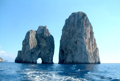 die berühmten Faraglioni Felsen von Capri