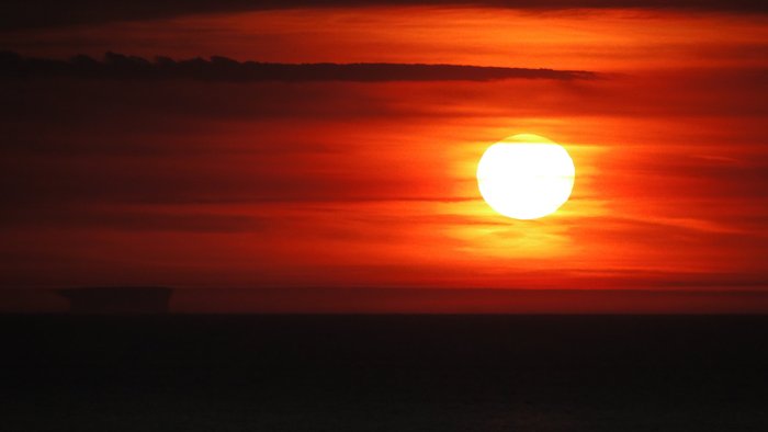 der rote Himmel beim Sonnenuntergang auf Ischia