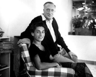 Der englische Komponist Sir William Walton mit seiner Frau Susana 