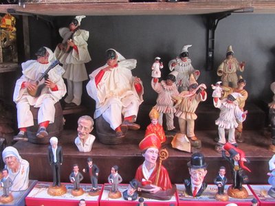 Pulcinella unter den Krippenfiguren