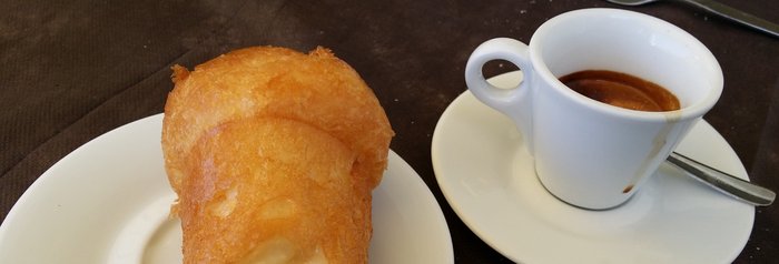 Caffè und Babà in Neapel Stadt