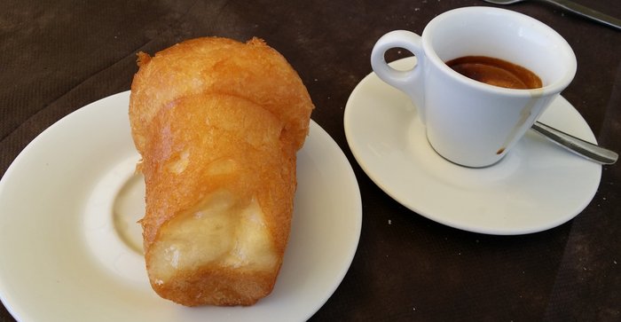 Caffè und Babà in Neapel Stadt