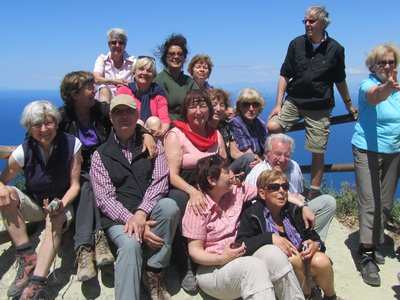 Wandergruppe auf dem Gipfel des Monte Epomeos auf Ischia