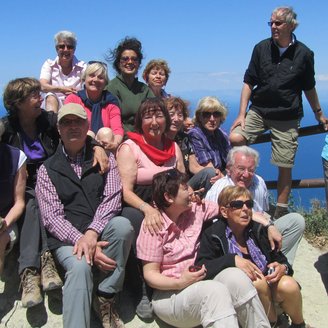 Wandergruppe auf dem Gipfel des Monte Epomeos auf Ischia