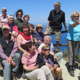 Wandergruppe auf dem Gipfel des Monte Epomeos auf Ischia