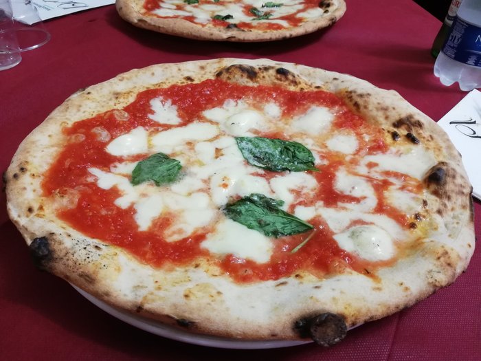 Pizza Margherita in Neapel Stadt 