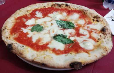 Pizza Margherita in Neapel Stadt 