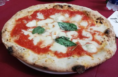 Pizza Margherita in Neapel Stadt