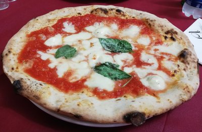 Pizza Margherita in Neapel Stadt 