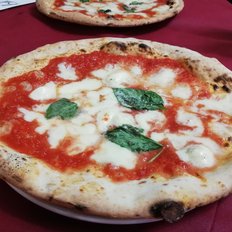 Pizza Margherita in Neapel Stadt 