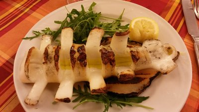 Gegrillter Tintenfisch auf Rucola