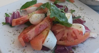 Caprese Salat mit Mozzarella, Tomate und Basilikum