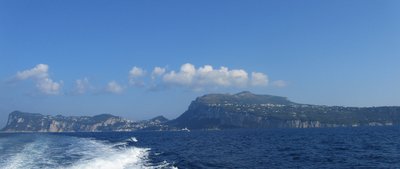 Insel Capri von Meer aus gesehen