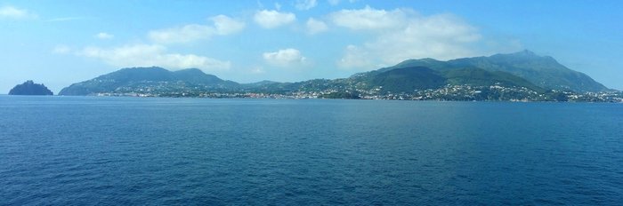 die Insel Ischia vom Meer aus gesehen